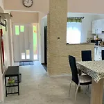 Andi -